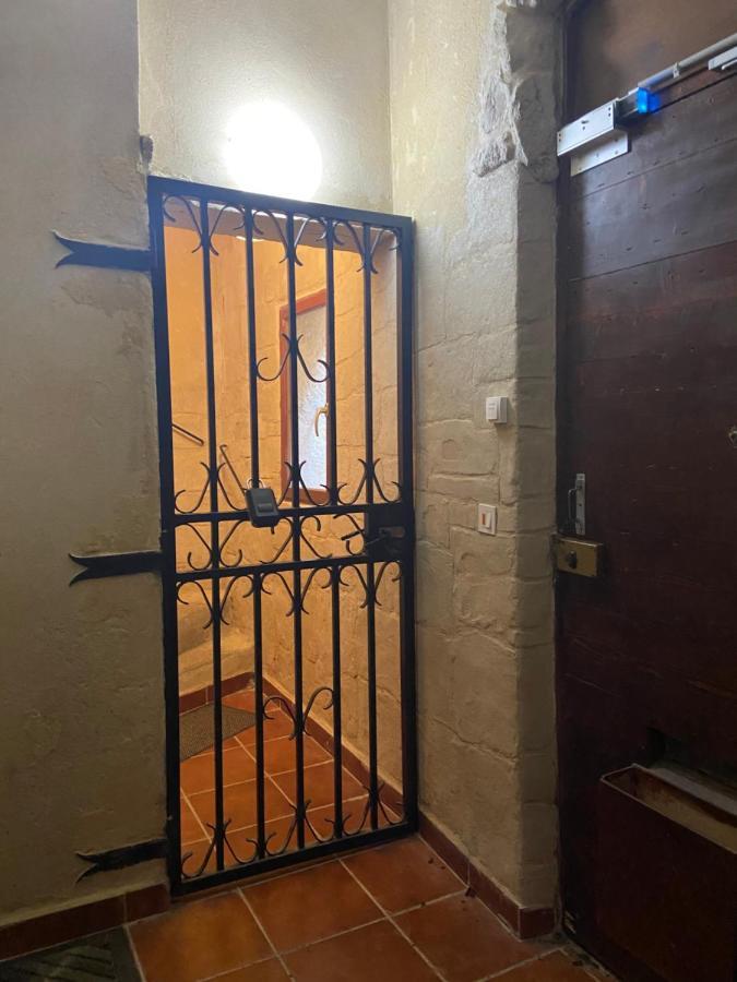 appartement a 50 m de la place aux herbes Uzès Extérieur photo