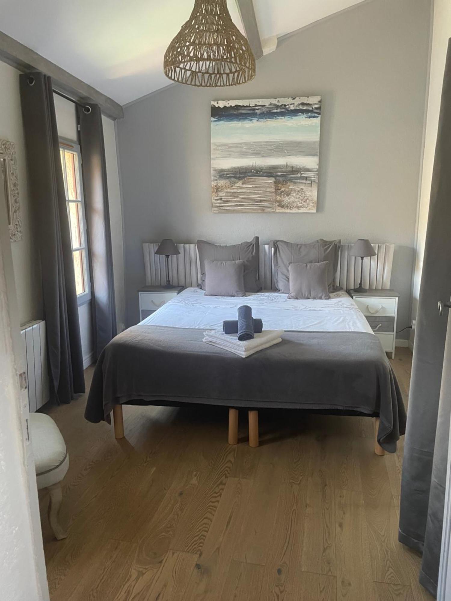 appartement a 50 m de la place aux herbes Uzès Extérieur photo