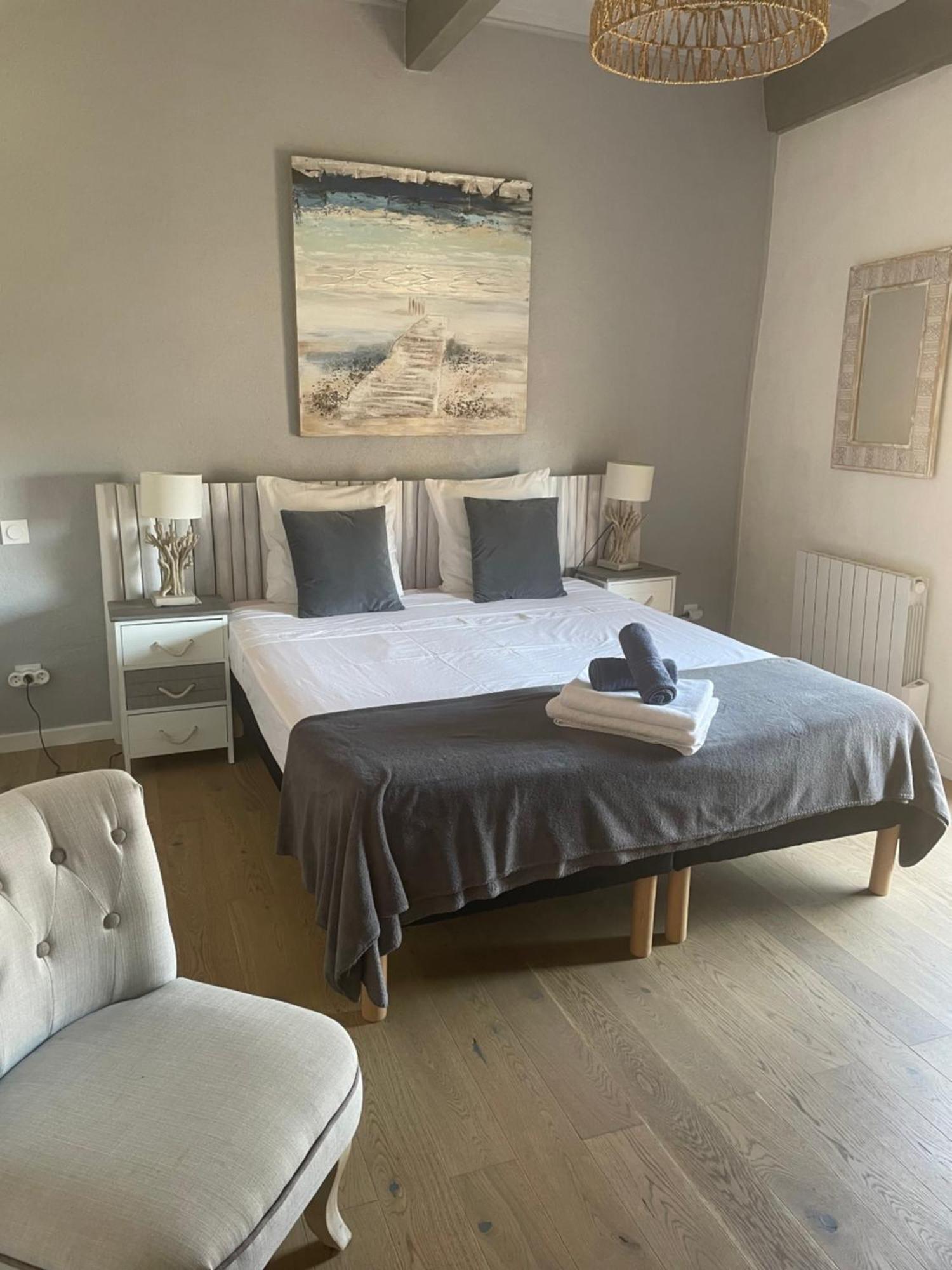 appartement a 50 m de la place aux herbes Uzès Extérieur photo